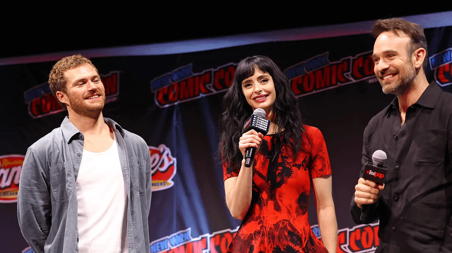 Finn Jones, Krysten Ritter e Charlie Cox no painel da Marvel na New York Comic Con 2026